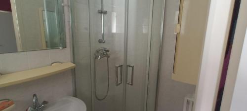 une douche dans une salle de bain avec toilettes et lavabo dans l'établissement VILLA Le MARVIVO, à La Seyne-sur-Mer
