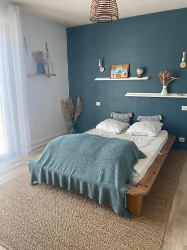- une chambre bleue dotée d'un lit avec un mur bleu dans l'établissement Spacieuse Maison Familiale proche de la Mer, 11 Vélos à disposition, à Plouhinec