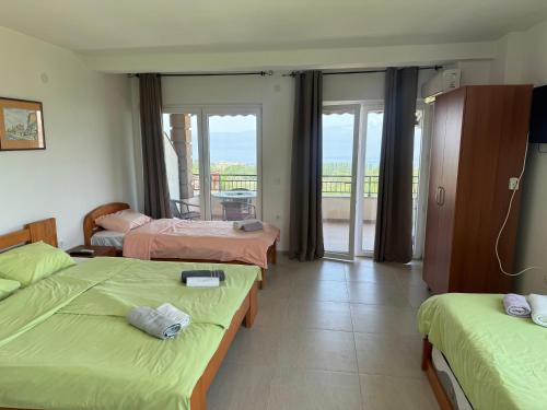 Ένα ή περισσότερα κρεβάτια σε δωμάτιο στο Villa Stefan Ohrid