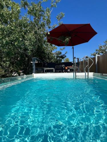 SolMar Aegina with private pool - jacuzziの敷地内または近くにあるプール