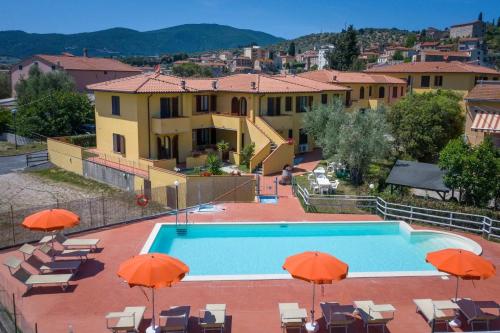 Výhled na bazén z ubytování La Fonte degli Angeli Apartments nebo okolí