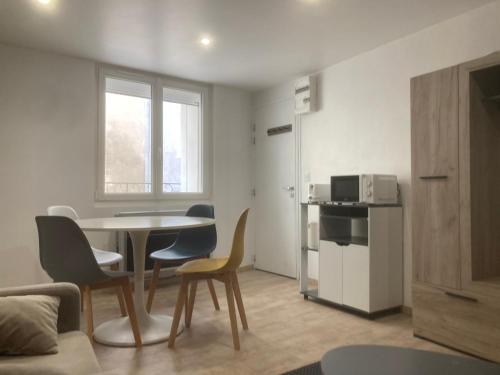 - un petit salon avec une table et des chaises dans l'établissement Chez Herve studio centre historique Meze, à Mèze