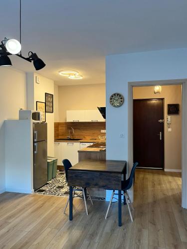 une cuisine et une salle à manger avec une table et un réfrigérateur dans l'établissement Les Cimes En Vue, 3 étoiles - Résidence Le Palais, à Vernet-les-Bains