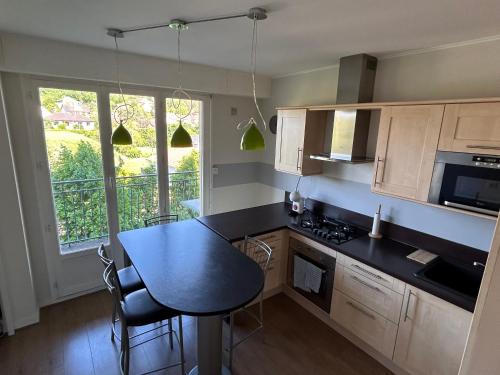 Kuchyň nebo kuchyňský kout v ubytování Appartement Talant