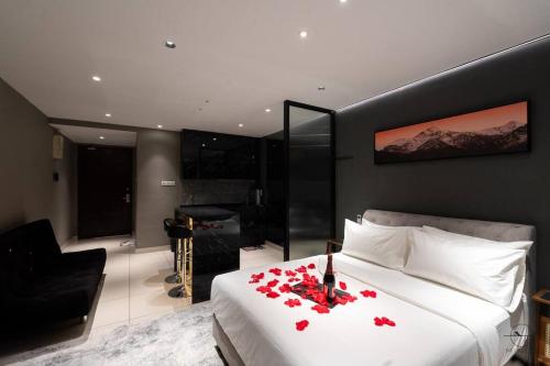 Кровать или кровати в номере Romantic Homestay JB #Bathtub #Couple #Mood