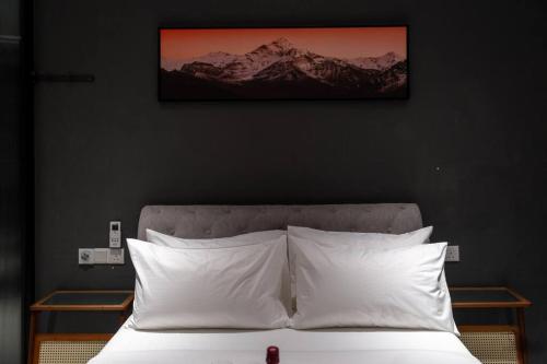 Кровать или кровати в номере Romantic Homestay JB #Bathtub #Couple #Mood