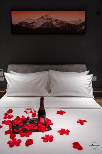 Кровать или кровати в номере Romantic Homestay JB #Bathtub #Couple #Mood