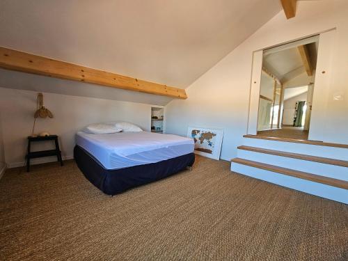 une chambre avec un lit et un grand miroir dans l'établissement Maison de ville avec piscine, à La Teste-de-Buch