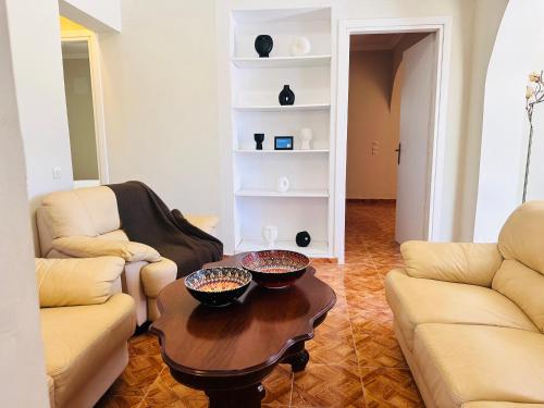 uma sala de estar com dois sofás e uma mesa de centro em Estate ''Tsoukalas Group'' em Ambelókipoi