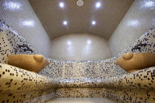 een kamer met een bed met teddyberen erin bij One Bedroom Apartment Pirin Lodge in Bansko