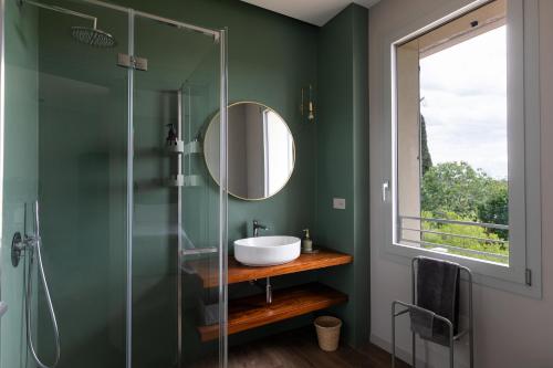 ein Bad mit einem Waschbecken und einem Spiegel in der Unterkunft El Patio in San Vito Rimini