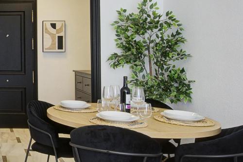 a table with a bottle of wine and glasses at Apartamento San Cayetano, By DaiMar in Armilla