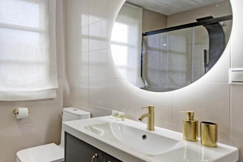 a bathroom with a sink and a mirror at Apartamento San Cayetano, By DaiMar in Armilla