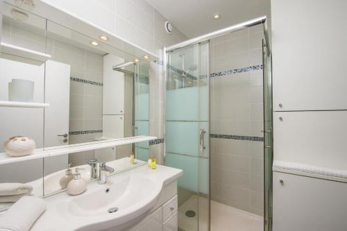 Koupelna v ubytování Monaco à pied - Spacieux appartement - Balcon - CA