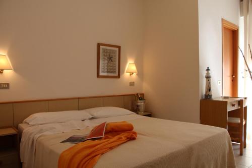 Una cama o camas en una habitación de Hotel Antares