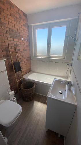 une salle de bain avec toilettes, baignoire et lavabo dans l'établissement Ô Ciel d'Obernai, à Obernai