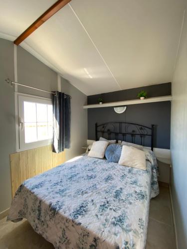 Schlafzimmer mit einem großen Bett mit blauer Decke in der Unterkunft Casita la Loma in Cádiz