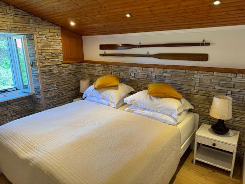 een slaapkamer met 2 bedden en een bakstenen muur bij Studio Lorena in Mali Lošinj