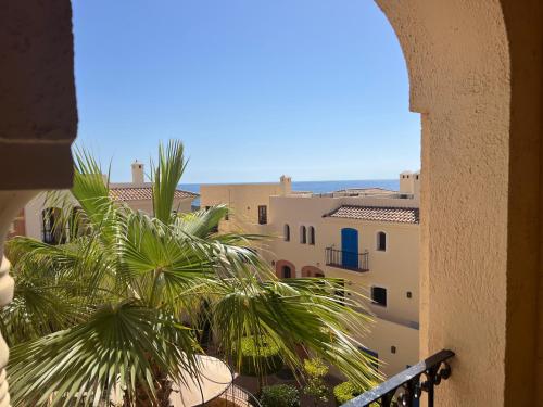 - une vue depuis le balcon d'un immeuble avec des palmiers dans l'établissement Luxury penthouse Apartment, à Cuevas del Almanzora