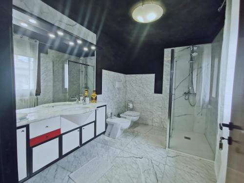 a bathroom with a toilet sink and a shower at Sweet House in Solesino