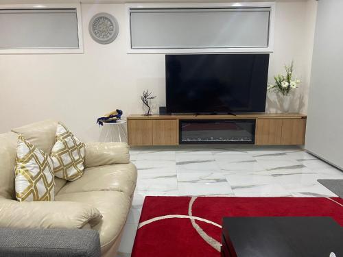 Televisyen dan/atau pusat hiburan di Entire family house with amenities