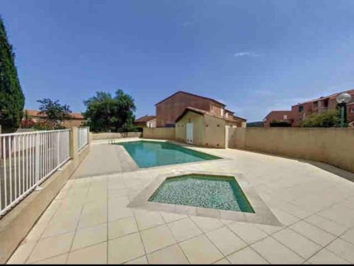 une piscine au milieu d'une arrière-cour dans l'établissement Maison avec jardin, à Sainte-Maxime