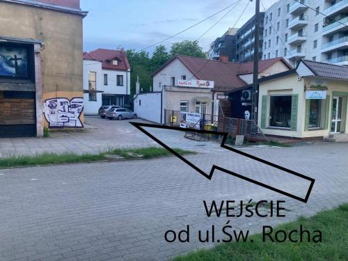obraz ulicy miejskiej z budynkiem w obiekcie Apartamenty Św.Rocha w mieście Białystok