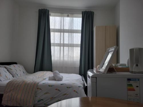 מיטה או מיטות בחדר ב-A Quiet & Comfortable 4 Bedroom house