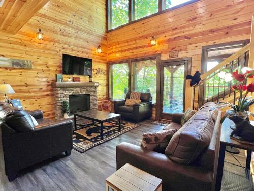 ein Wohnzimmer mit einem Sofa und einem Kamin in der Unterkunft South Side Serenity Cabin in Sevierville