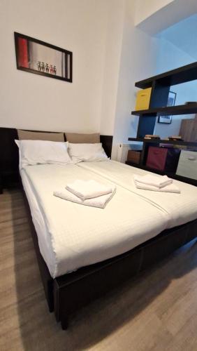 een slaapkamer met een bed met twee handdoeken erop bij Studio 28 - 1 camera Lazăr Residence ultracentral in Iaşi