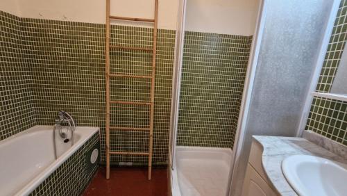 une salle de bain avec une douche, une baignoire et un lavabo dans l'établissement RESIDENCE DU SOLEIL Spacieux T3 face à la mer au port - Parking, à Saint-Cyprien