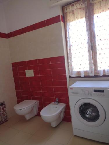 Sa domu de Peppinu في كاربونيا: حمام مع مرحاض وغسالة
