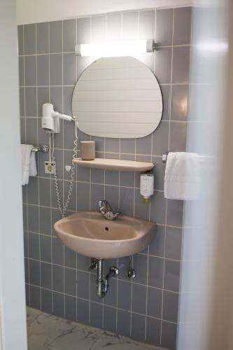a bathroom with a sink and a mirror at RATSKELLER Hotel & Restaurant in Kröv