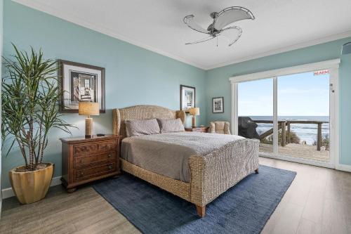 - une chambre avec un lit et une grande fenêtre dans l'établissement Ocean Dream, à New Smyrna Beach