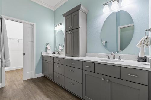 La salle de bains est pourvue de 2 lavabos et d'un grand miroir. dans l'établissement Ocean Dream, à New Smyrna Beach