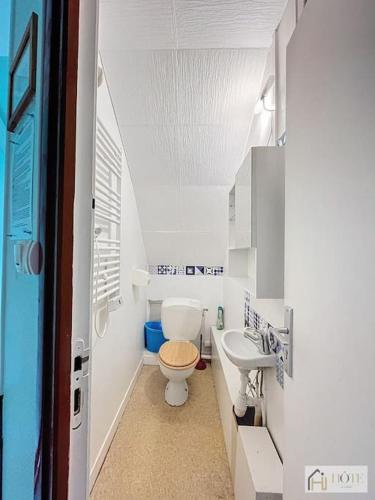 une petite salle de bain avec toilettes et lavabo dans l'établissement Appartement place Rubben - 2 pas de la Mer, à Bray-Dunes