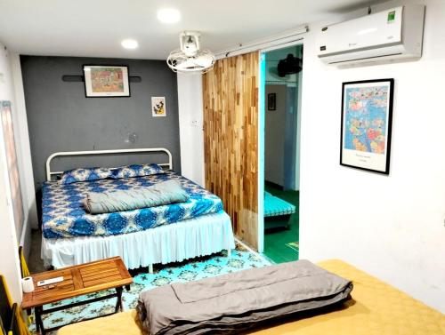 a room with two beds and a table in it at BONNIE HOMESTAY Mui Ne in Mui Ne