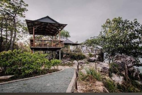 un edificio in cima a una collina con una strada di An Yen Resort a Phu Quoc