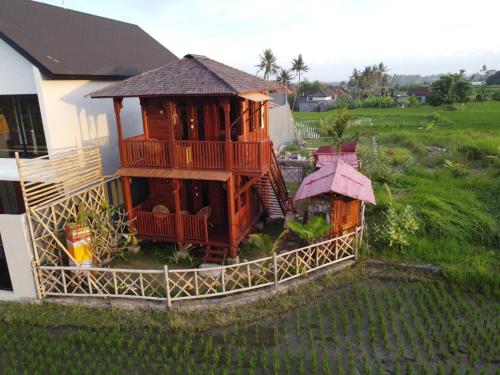 een model van een huis in een veld bij Pondok Zio Gianyar in Gianyar