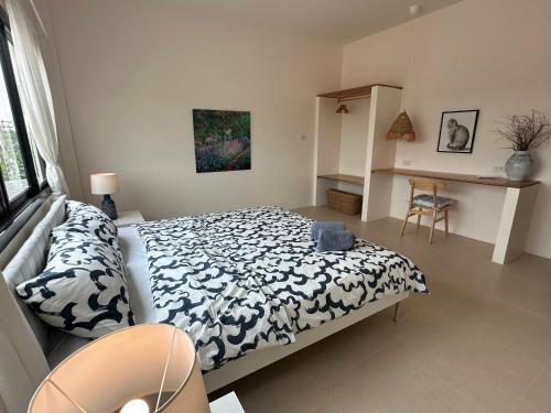 una camera con un letto in bianco e nero di Sonne resort vip ซอนเนอรีสอร์ต vip a Ban Phra Phloeng