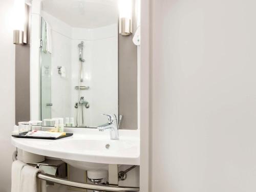 首爾的住宿－明洞大使宜必思酒店，一间带水槽和镜子的浴室