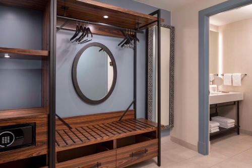 ein Ankleidezimmer mit einem Spiegel und einem Waschbecken in der Unterkunft Hyatt Regency Lost Pines Resort and Spa in Cedar Creek