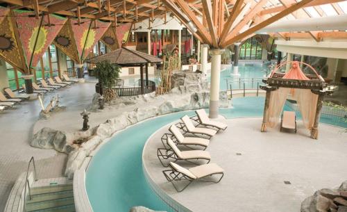 バート・エーンハウゼンにあるWohnLiebe1 - Stilvoll - Klinik & Therme - Top Lageのたくさんの椅子が置かれたリゾートのプール