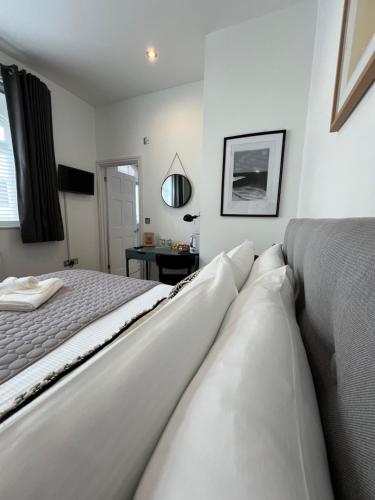 Katil atau katil-katil dalam bilik di Private Double Room with Ensuite, No Breakfast, Truro City Centre