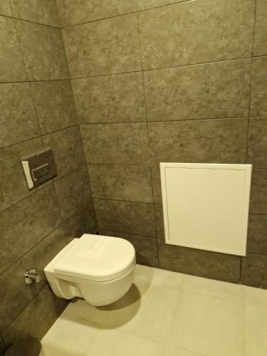 La salle de bains est pourvue de toilettes blanches. dans l'établissement Mr BEYAZ HOTEL, à Istanbul