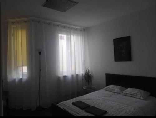 מיטה או מיטות בחדר ב-Apart Lwowska