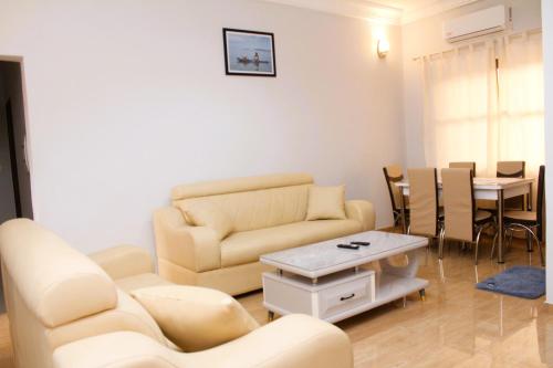 a living room with a couch and a table at Résidence la Détente AKF-Adidogomé in Lomé