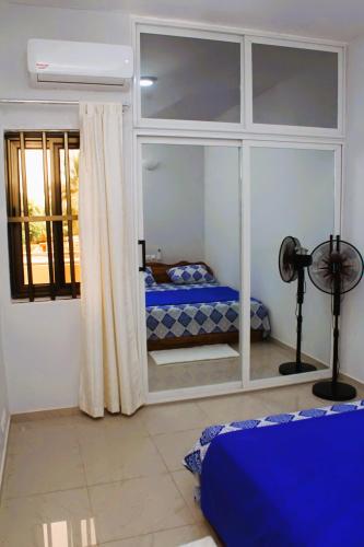a bedroom with a window with a bed in it at Résidence la Détente AKF-Adidogomé in Lomé