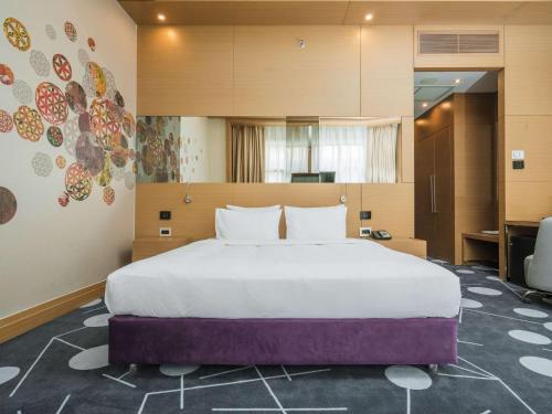 1 dormitorio con 1 cama grande en una habitación en ibis Styles Krasnaya Polyana, en Estosadok