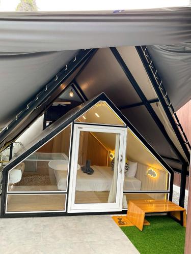 una stanza in una tenda con un letto e un tavolo di Anita Camp stay a Parco Nazionale di Khao Sok